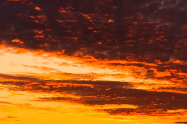 Zonsondergang met oranje cloud — Stockfoto