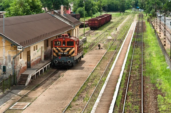 Oude trein parkeren bij station — Stockfoto