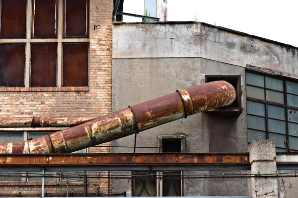 Industriegebäude mit großem Rohr — Stockfoto
