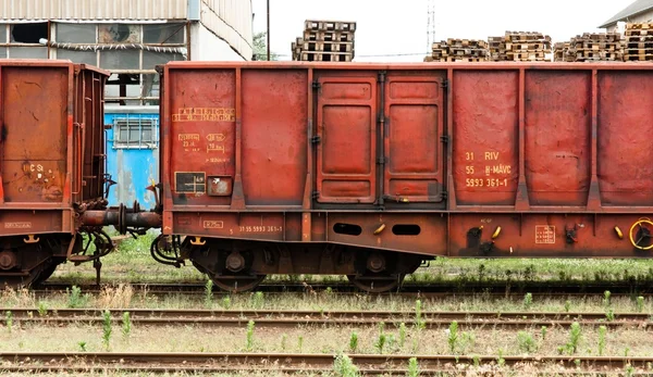 Aparcamiento de trenes antiguos en la estación de tren — Foto de Stock