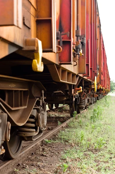 Oude treinen parkeren bij treinstation — Stockfoto