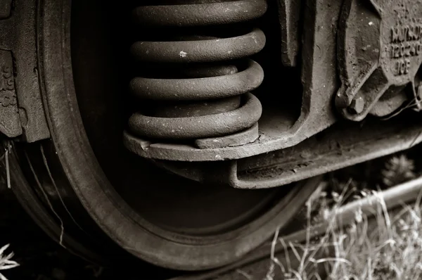 一列火车与铁锈黑色和白色的轮子 — 图库照片