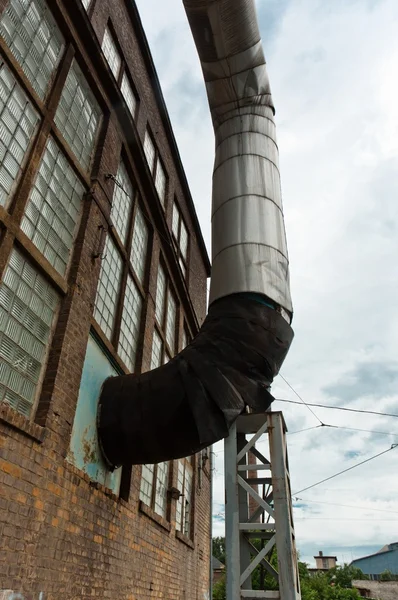 Edificio industriale con grande tubo — Foto Stock