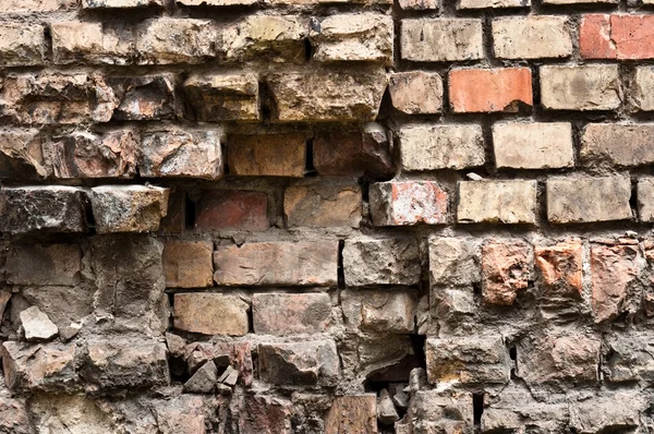 Заброшенная кирпичная стена — стоковое фото