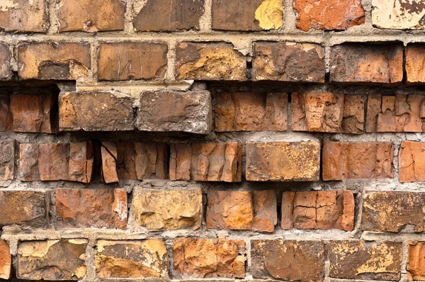 Кирпичная текстура стены с большим количеством трещин — стоковое фото