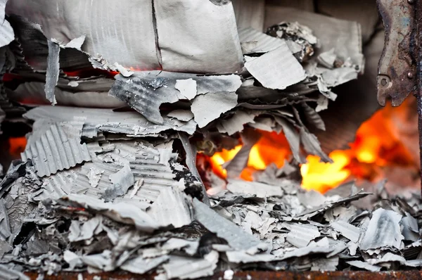 Papier brennt in Recyclingtonne — Stockfoto