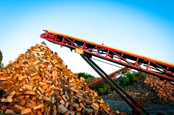 Brennholz kommt aus Maschine — Stockfoto