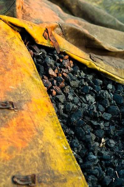 Uhlí ve žluté pytle — Stock fotografie