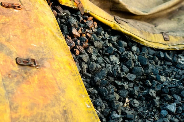 Carbón en saco amarillo — Foto de Stock