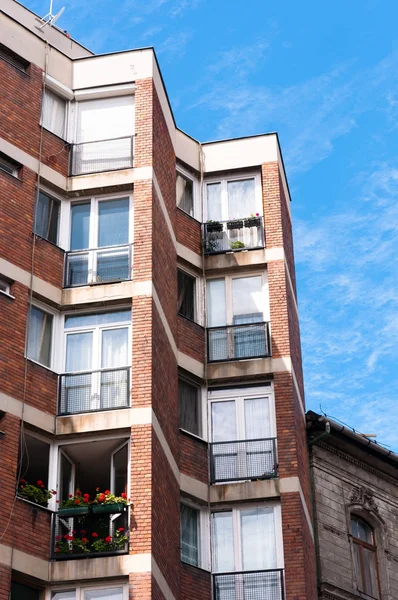 Generieke flatgebouw in Europa tegen blauwe hemel — Stockfoto