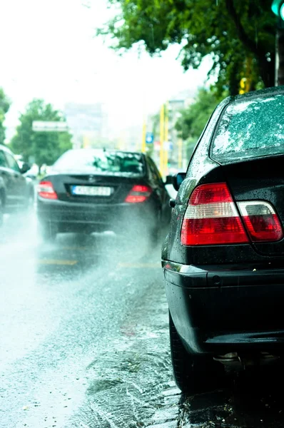 Bulanık arka plan ile yağmurda park araba — Stok fotoğraf