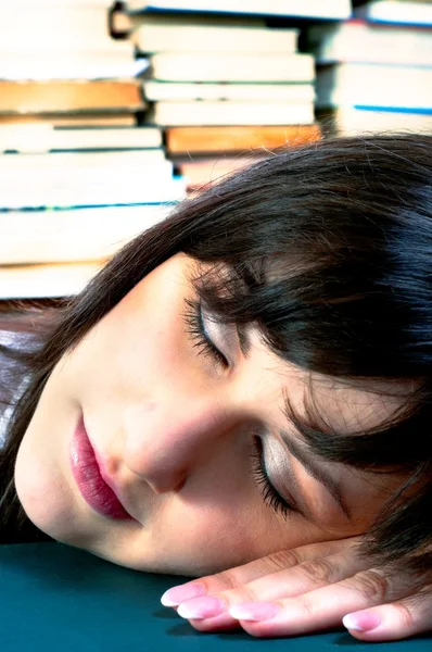 Estudante menina dormindo em seus livros — Fotografia de Stock