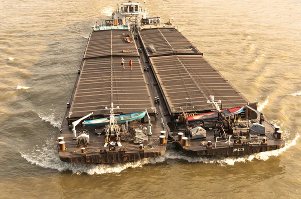 Een grote olietanker op de zee — Stockfoto