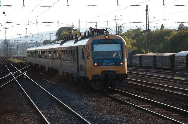 Hoek shot van een trein komen zeer snel — Stockfoto