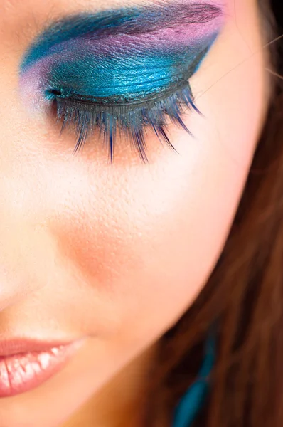 Closeup φωτογραφία ενός κοριτσιού με όμορφο μακιγιάζ και επιλεγμένο εστίαση — Φωτογραφία Αρχείου