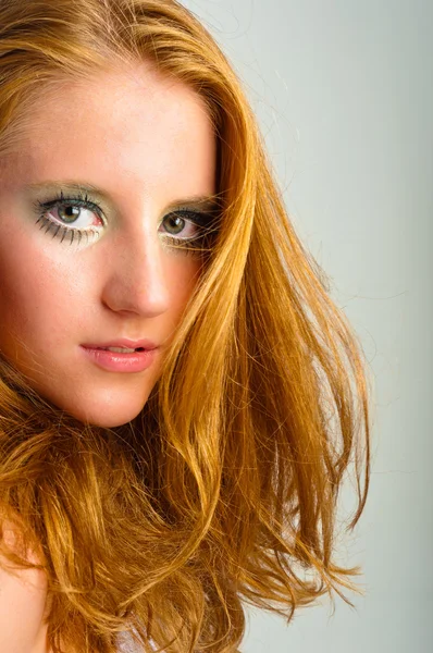 Maquillaje otoñal en un modelo joven contra el fondo blanco aislado — Foto de Stock