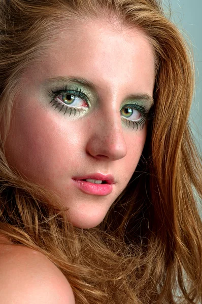 Młoda modelka z atrakcyjnym makijaż — Zdjęcie stockowe