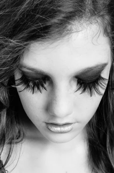 Ritratto in bianco e nero di una giovane ragazza — Foto Stock
