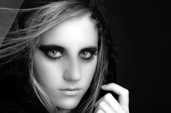 Foto em preto e branco de uma menina com capuz — Fotografia de Stock
