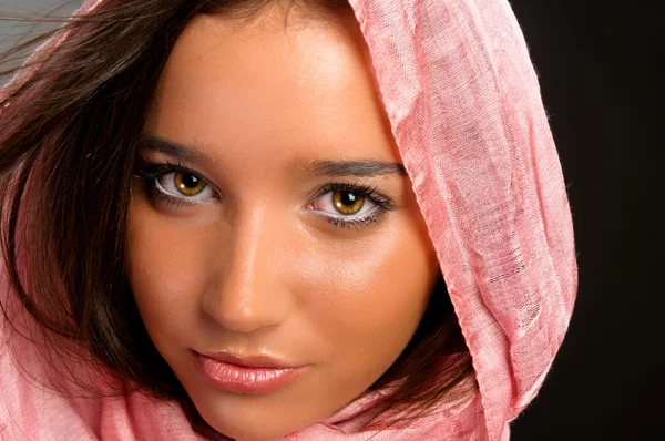 Close-up van een mooi meisje met sjaal — Stockfoto