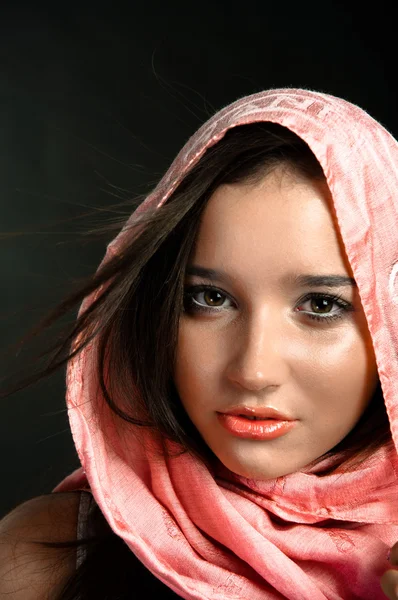Primer plano de una hermosa chica en bufanda — Foto de Stock