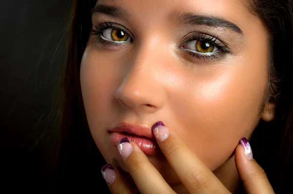 Giovane modella toccandosi il viso con le dita — Foto Stock