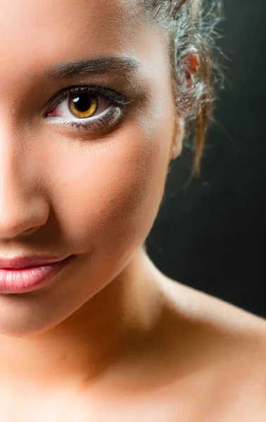 Sauberes Make-up auf einem schönen Mädchen — Stockfoto