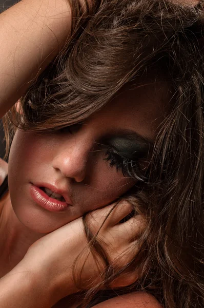 Femme séduisante avec un maquillage extrême — Photo