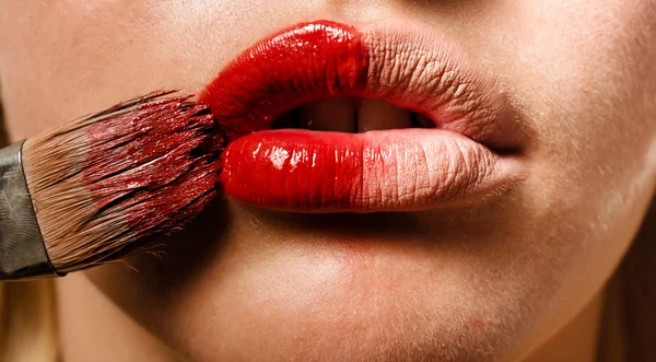 Foto conceitual de uma maquiagem e os lábios de uma menina — Fotografia de Stock