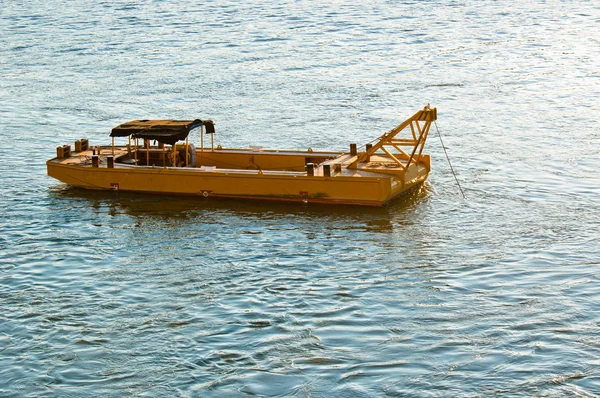 Starych łodzi na piękne błękitne wody — Zdjęcie stockowe