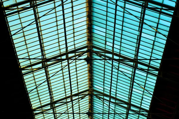 Dach eines alten Bahnhofs in Ungarn — Stockfoto