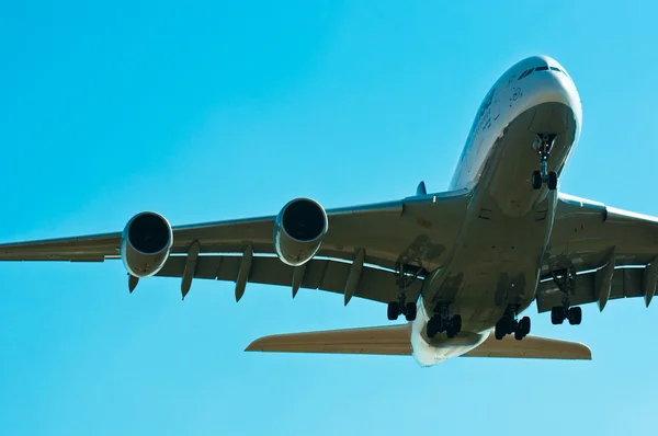 Ein großer Airbus setzt zur Landung an — Stockfoto