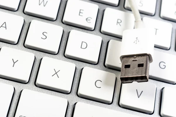 Fecho de um teclado branco limpo com USB — Fotografia de Stock