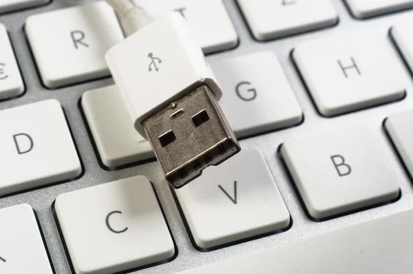 Fecho de um teclado branco limpo com USB — Fotografia de Stock