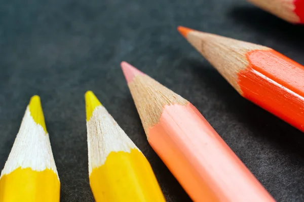 Lápis coloridos no fundo escuro alinhados — Fotografia de Stock