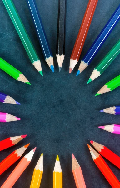 Красочные карандаши в круге — стоковое фото