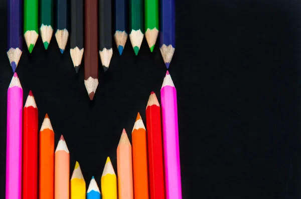 白地にハート形の色鉛筆 — ストック写真