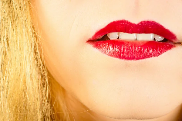 Lábios de uma menina em tons quentes — Fotografia de Stock
