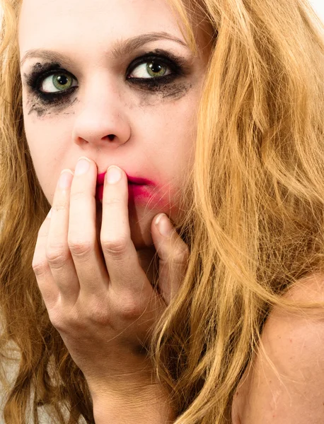 Rädd tjej med vackra blonda hår — Stockfoto