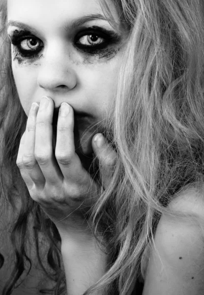 Депрессивная молодая девушка в черно-белом — стоковое фото