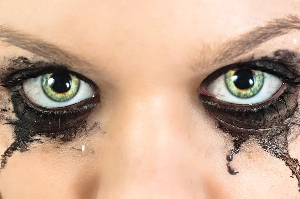 Глаза девушки со слезами — стоковое фото