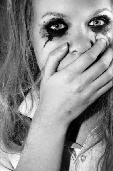 Μια κοπέλα με κατάθλιψη που καλύπτουν το στόμα — Φωτογραφία Αρχείου