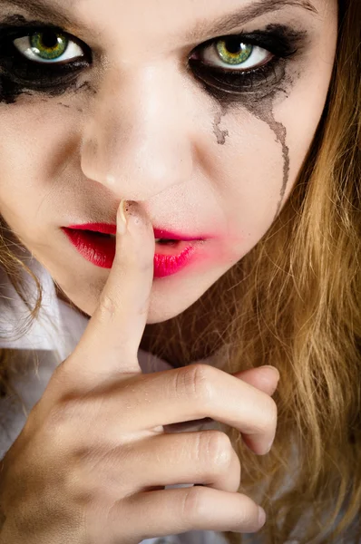 Děsivě vypadající mladá žena ukazující mlčení — Stock fotografie