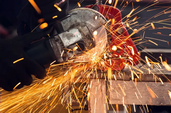 How to use a circular saw to make beautiful sparks — Stockfoto