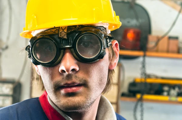 Крупный план промышленного рабочего в желтом шлеме — стоковое фото
