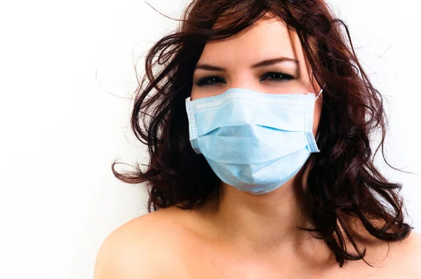 Una ragazza in una maschera protettiva contro sfondo bianco isolato — Foto Stock