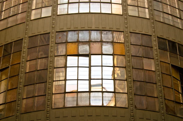 Antiguo edificio industrial con reflejo y ventanas — Foto de Stock