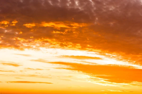 Solnedgång med orange moln — Stockfoto