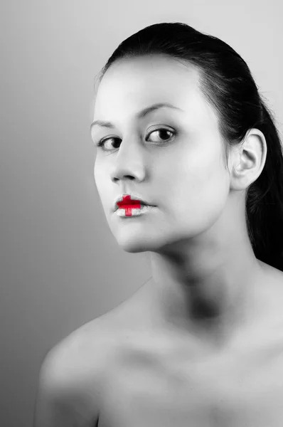 一个女孩与医疗口红的黑色和白色 ohoto — 图库照片