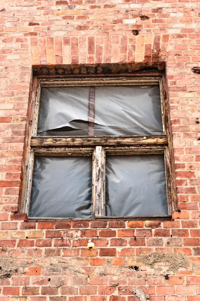 一座工业楼宇与破碎窗口的一部分 — 图库照片